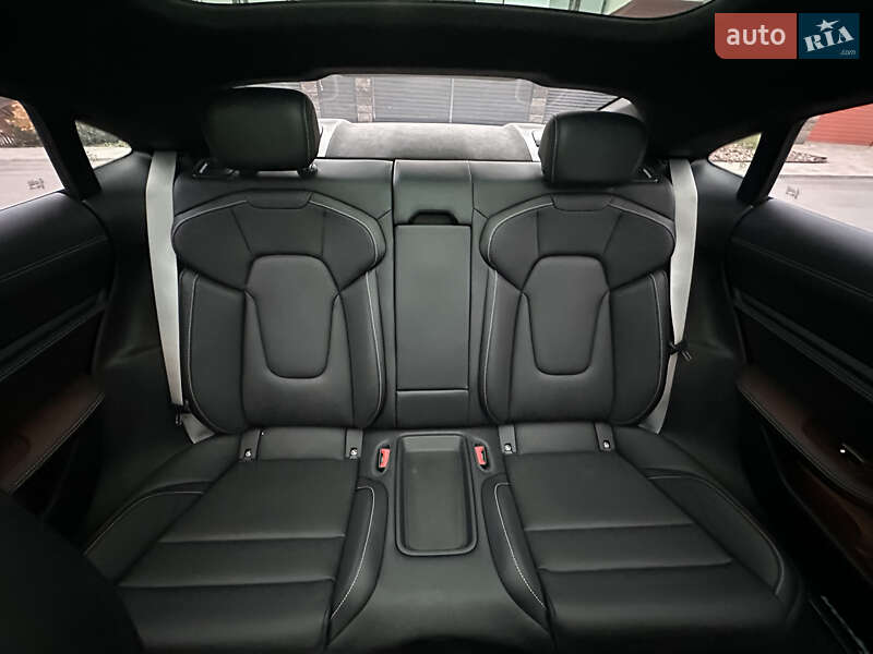 Седан Porsche Taycan 2021 в Киеве