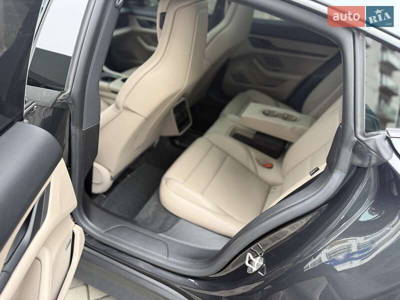 Седан Porsche Taycan 2021 в Ивано-Франковске