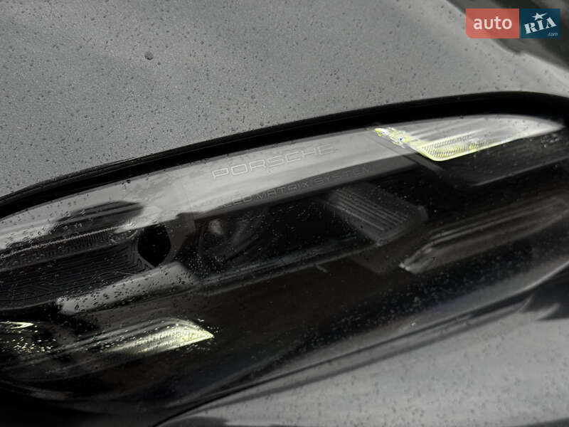 Седан Porsche Taycan 2021 в Киеве