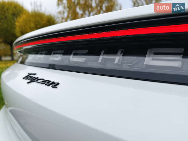 Седан Porsche Taycan 2024 в Киеве