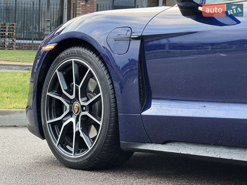 Седан Porsche Taycan 2020 в Киеве