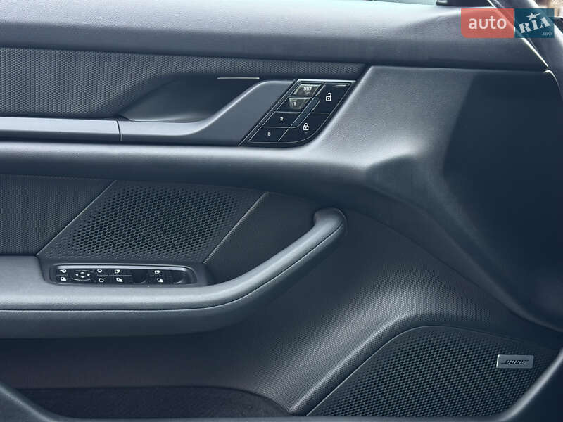 Седан Porsche Taycan 2020 в Киеве