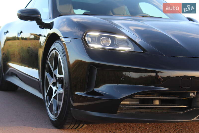 Седан Porsche Taycan 2024 в Киеве