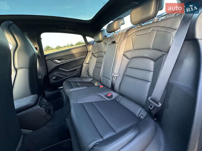 Седан Porsche Taycan 2024 в Киеве