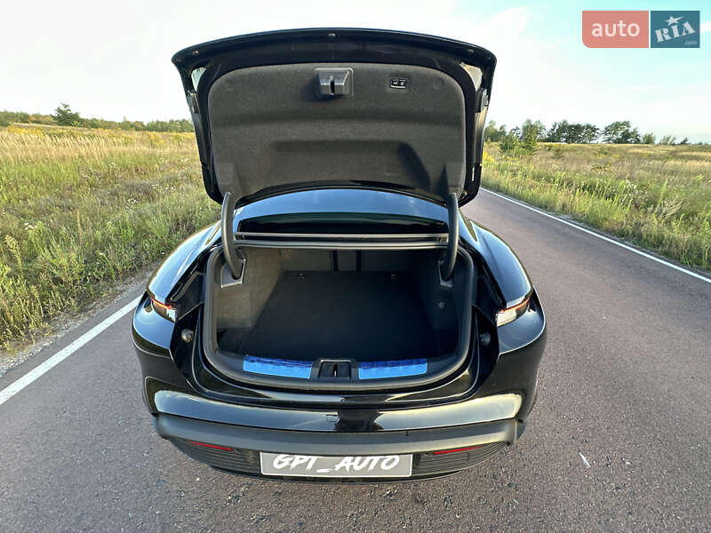 Седан Porsche Taycan 2024 в Киеве