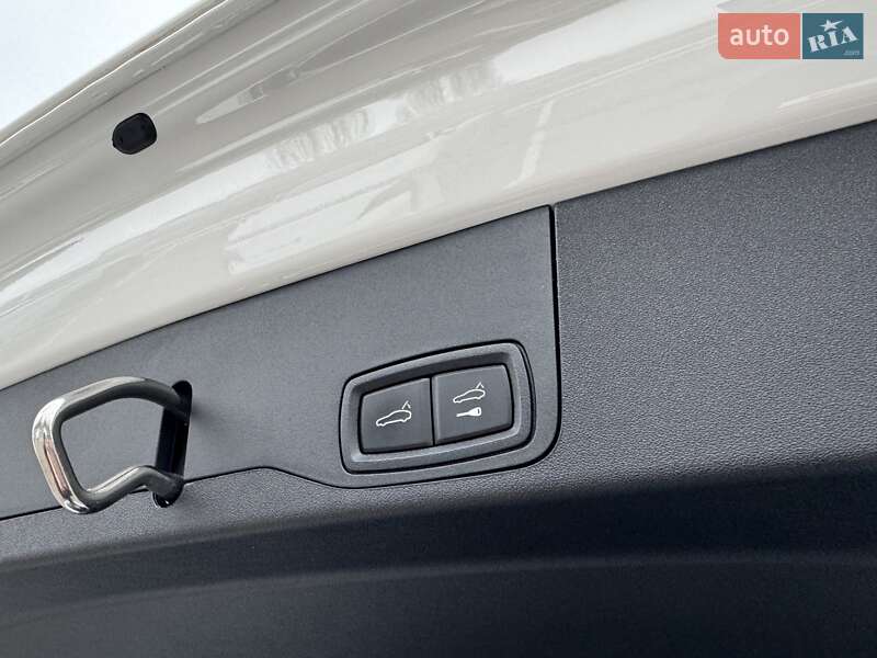 Седан Porsche Taycan 2023 в Дніпрі