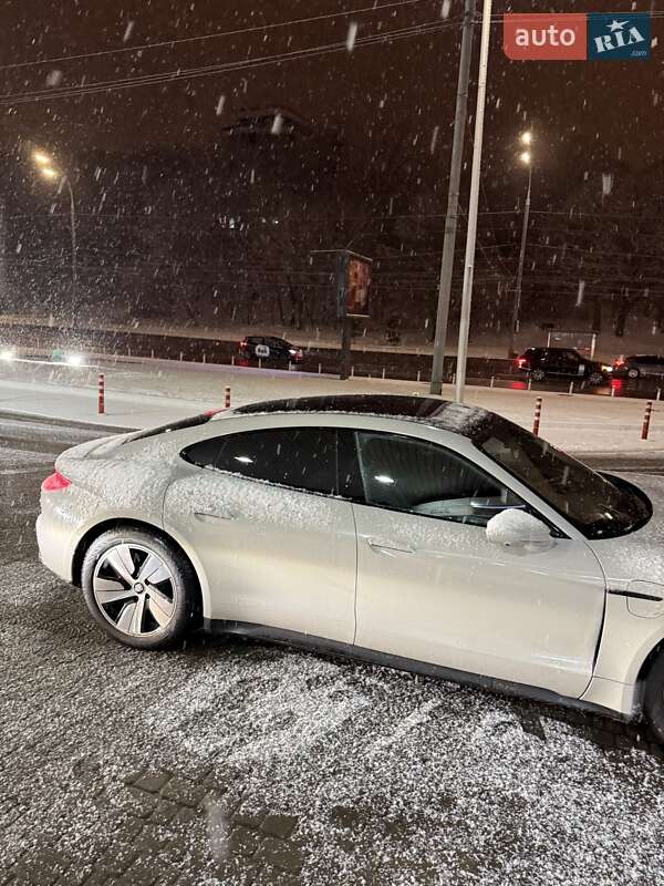 Седан Porsche Taycan 2020 в Киеве