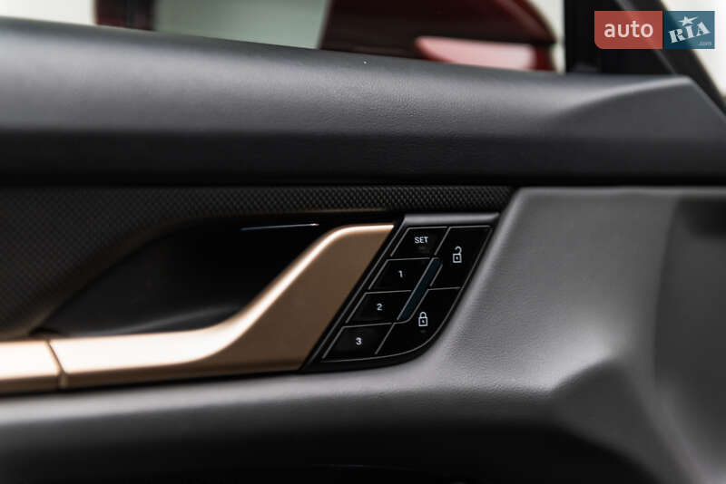 Седан Porsche Taycan 2021 в Мукачево