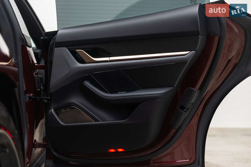 Седан Porsche Taycan 2021 в Мукачево