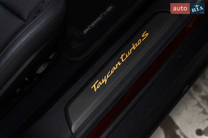 Седан Porsche Taycan 2021 в Мукачево