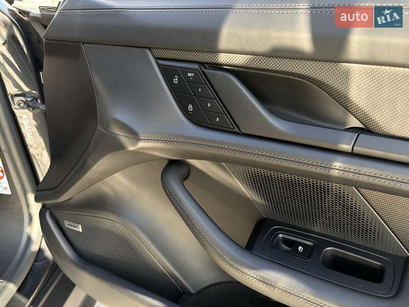 Седан Porsche Taycan 2021 в Киеве