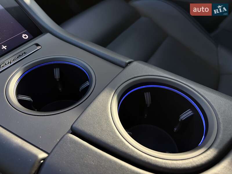 Седан Porsche Taycan 2021 в Киеве