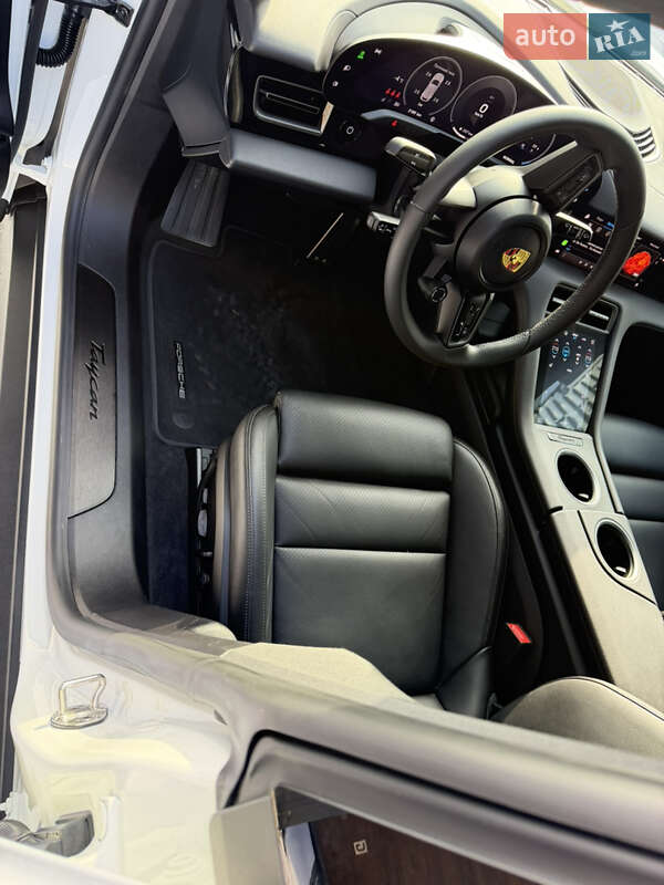 Седан Porsche Taycan 2024 в Львове