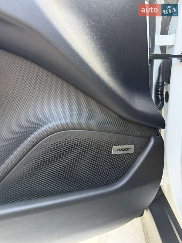 Седан Porsche Taycan 2024 в Львове