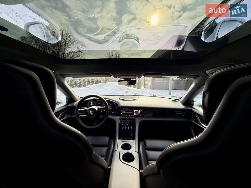 Седан Porsche Taycan 2024 в Львове