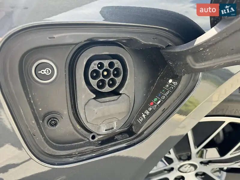 Седан Porsche Taycan 2021 в Львове