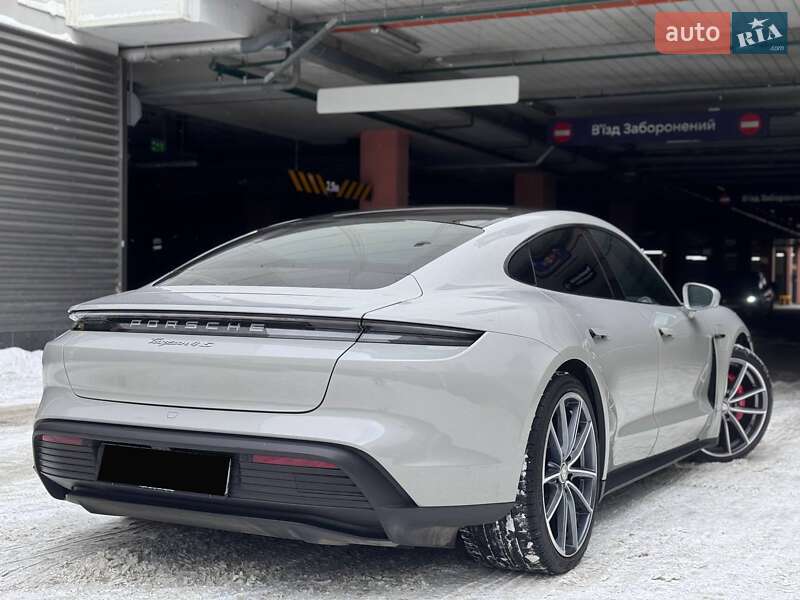 Седан Porsche Taycan 2020 в Киеве