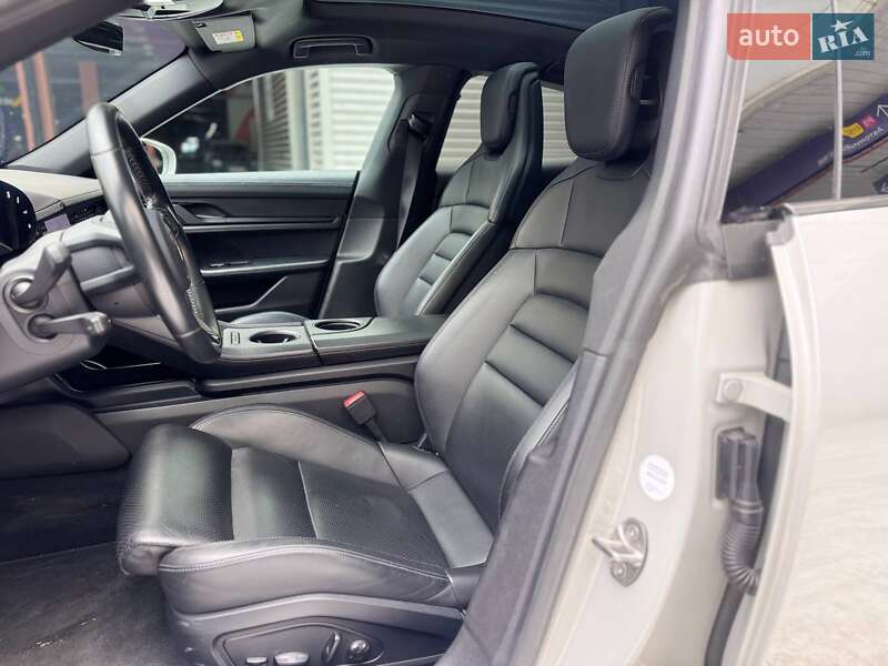 Седан Porsche Taycan 2020 в Киеве