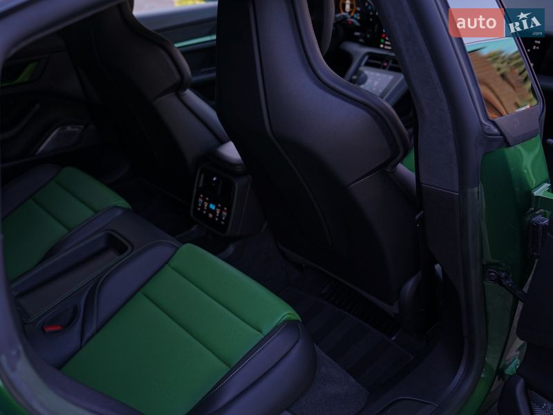 Седан Porsche Taycan 2022 в Киеве