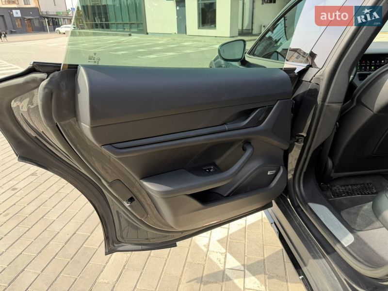Седан Porsche Taycan 2022 в Ровно