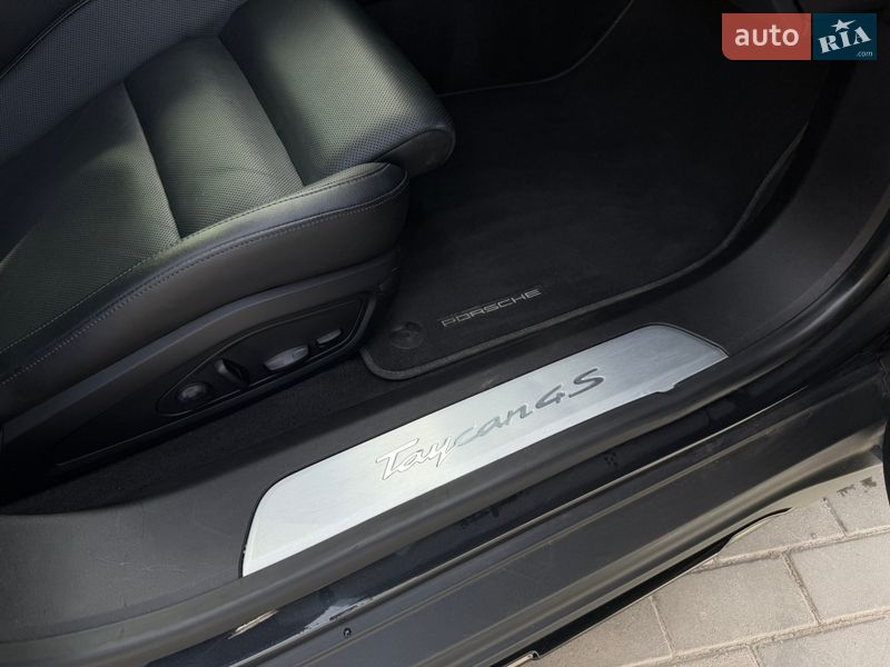 Седан Porsche Taycan 2022 в Ровно