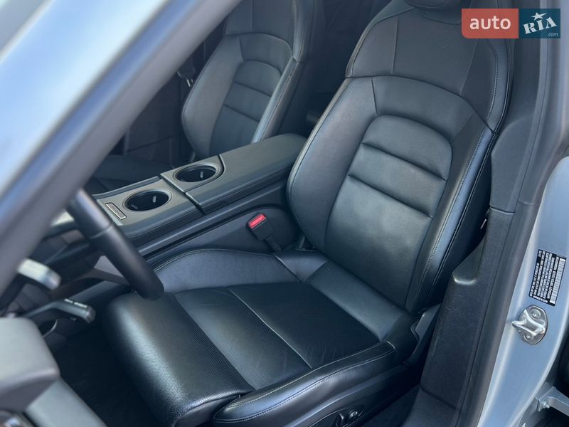Седан Porsche Taycan 2023 в Києві