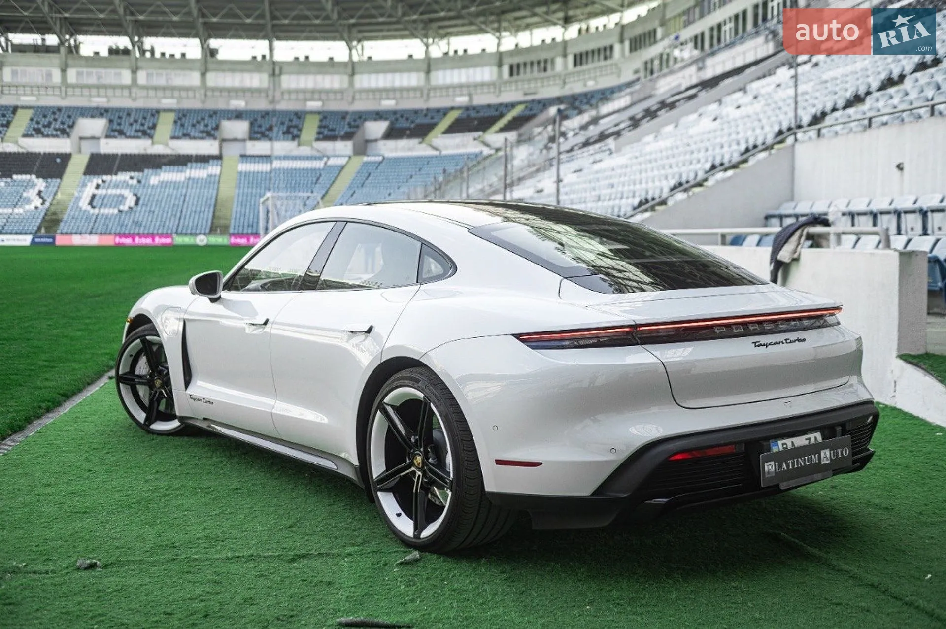 2020 Porsche Taycan - мініатюра 12