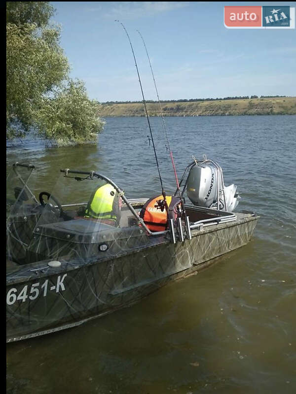 Катер Прогресс 3М 2018 в Черновцах