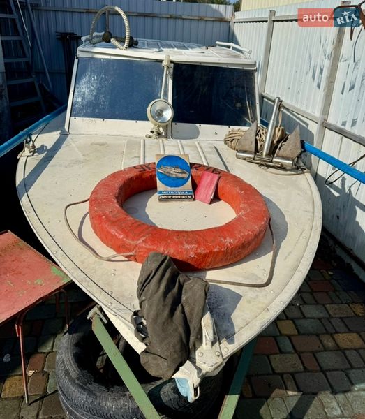 Лодка Прогресс 4M 1990 в Украинке