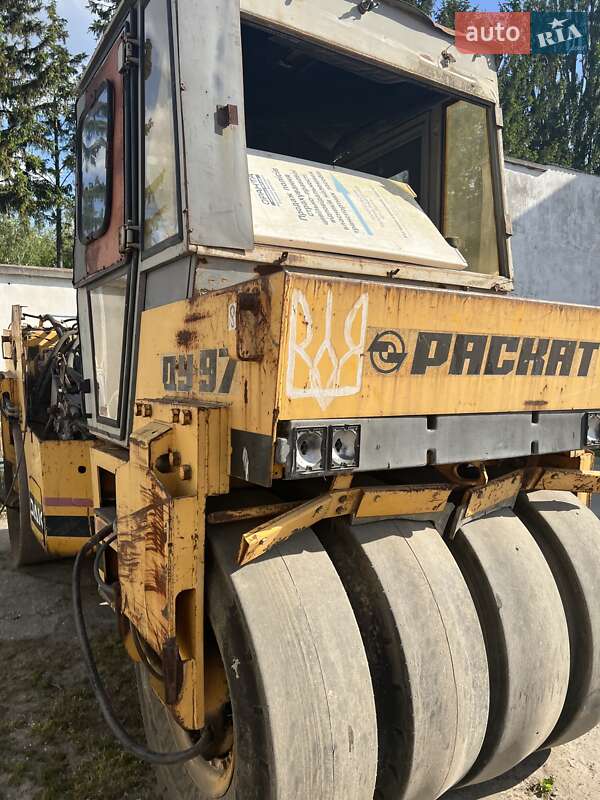 Дорожній каток Раскат ДУ 2005 в Теофіполі