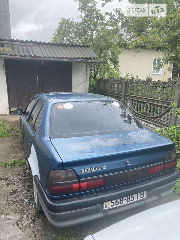 Седан Renault 19 1993 в Галиче