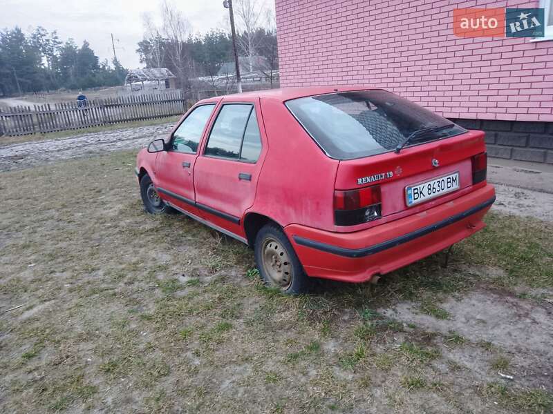 Седан Renault 19 1991 в Вараші