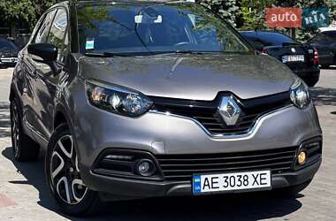 Позашляховик / Кросовер Renault Captur 2016 в 