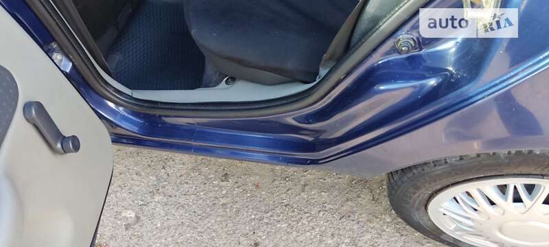 Седан Renault Clio Symbol 2006 в Черновцах