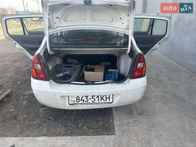 Седан Renault Clio Symbol 2002 в Киеве