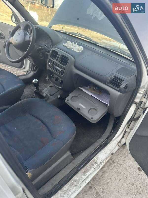 Седан Renault Clio Symbol 2002 в Киеве