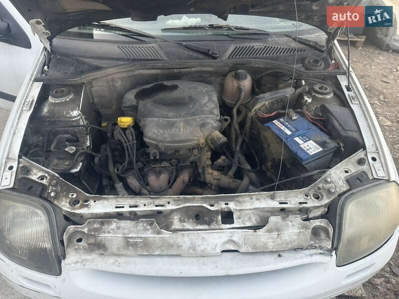 Седан Renault Clio Symbol 2002 в Киеве