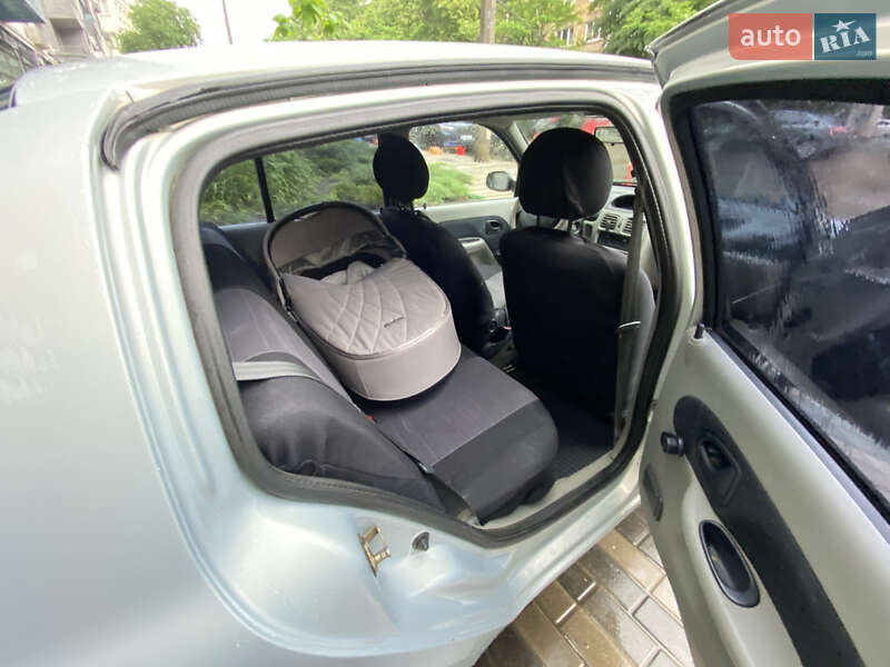 Седан Renault Clio Symbol 2002 в Киеве