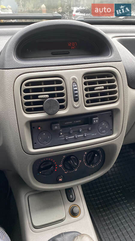 Седан Renault Clio Symbol 2002 в Киеве