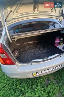 Седан Renault Clio Symbol 2001 в 