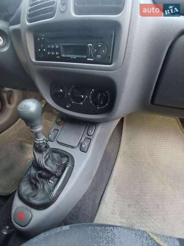 Седан Renault Clio Symbol 2002 в Ахтырке