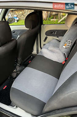 Седан Renault Clio Symbol 2002 в 