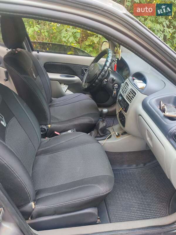 Седан Renault Clio Symbol 2003 в Глухове