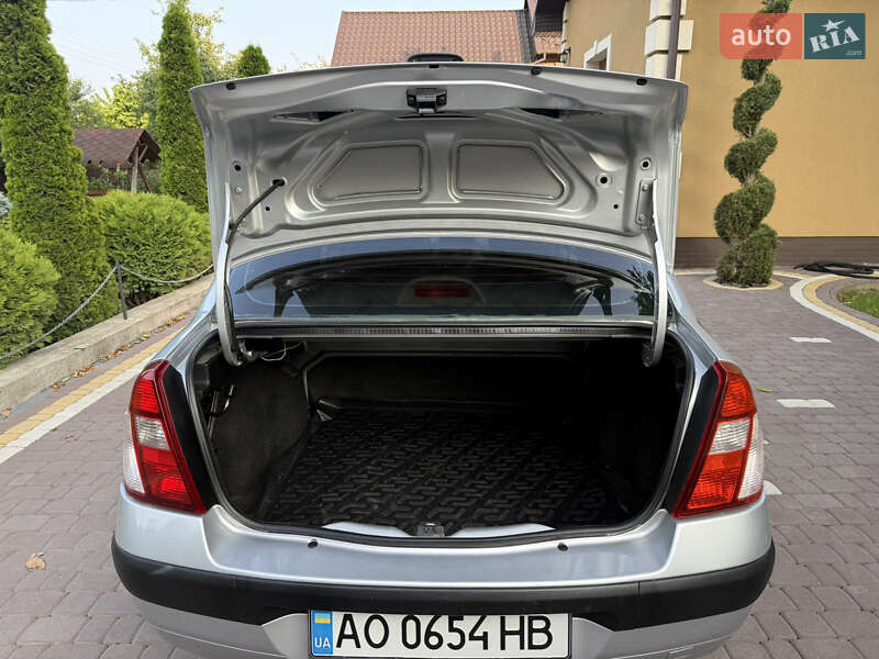 Седан Renault Clio Symbol 2005 в Косове