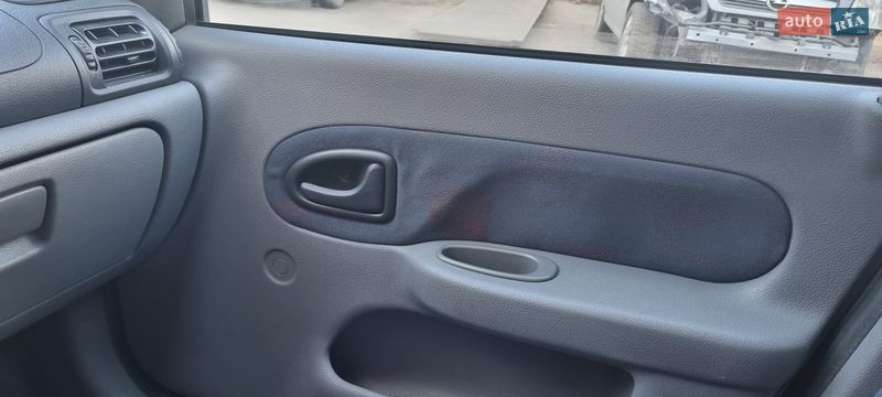 Седан Renault Clio Symbol 2001 в Днепре