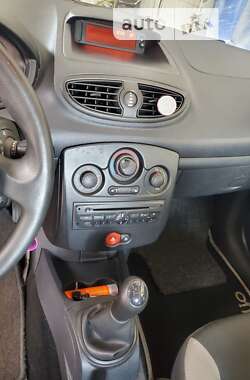 Хэтчбек Renault Clio 2009 в 