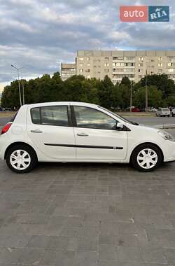 Хэтчбек Renault Clio 2010 в 