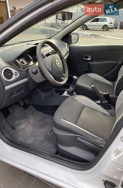 Хэтчбек Renault Clio 2010 в 