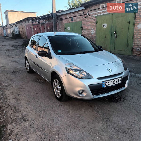 Хэтчбек Renault Clio 2010 в 