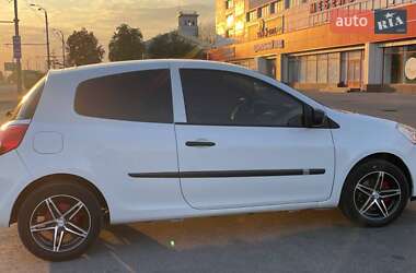 Хэтчбек Renault Clio 2011 в 